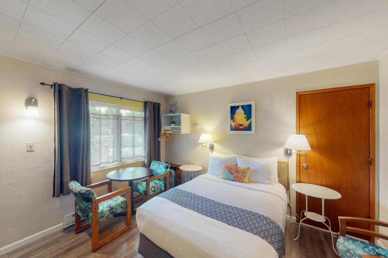 Lamplighter Inn - Tropical Fish Cove And Octopus Encounter Bandon Exterior foto