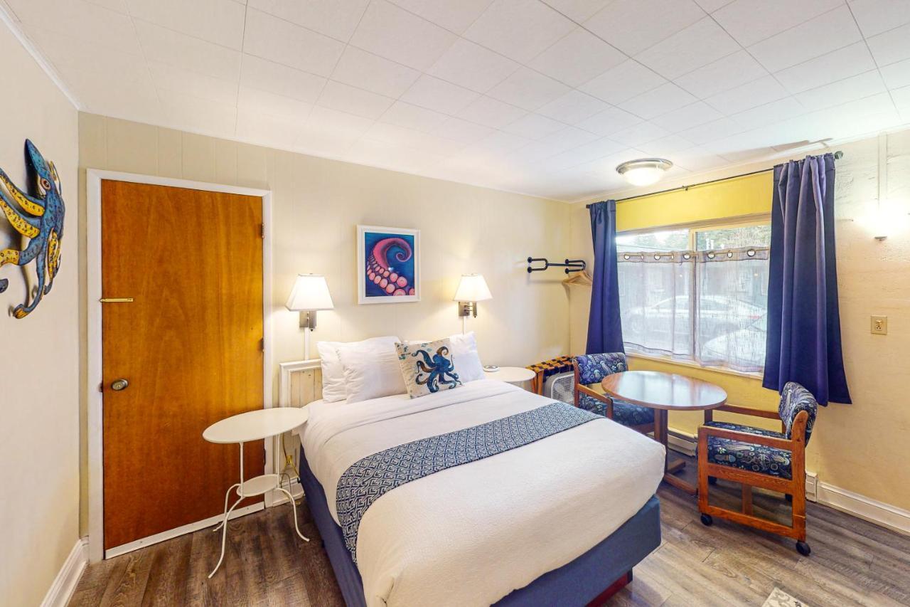 Lamplighter Inn - Tropical Fish Cove And Octopus Encounter Bandon Exterior foto